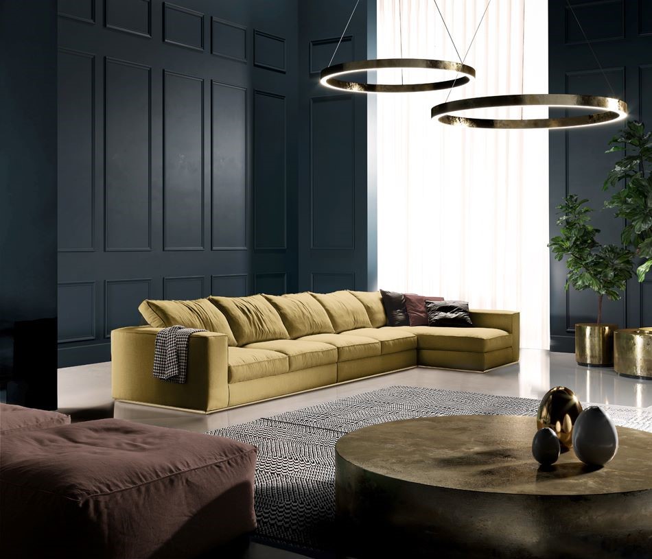 Divano angolare con chaise longue in tessuto perfetto per living room con boiserie in legno.