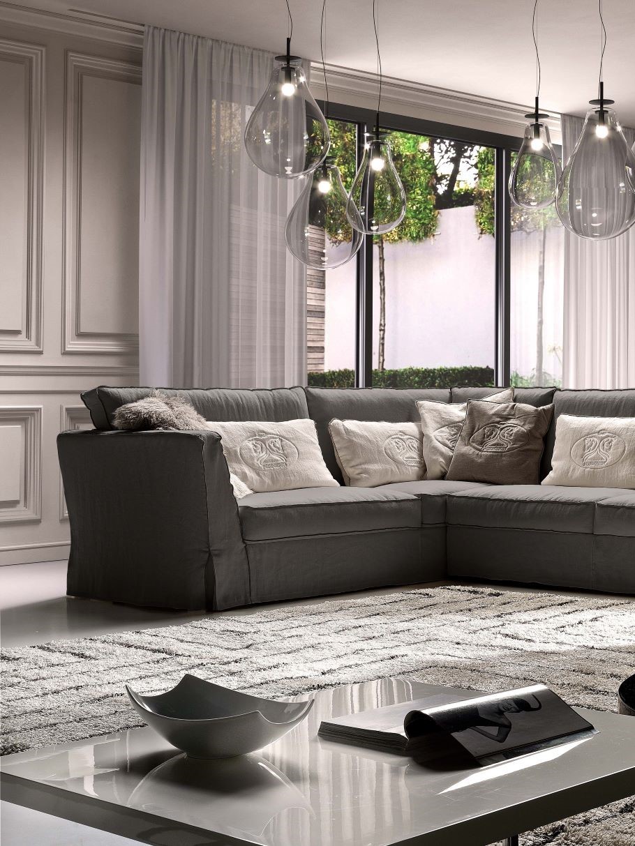 Divano Otello Evo in perfetto stile contemporaneo con rivestimento in tessuto. Versione angolare con chaise longue