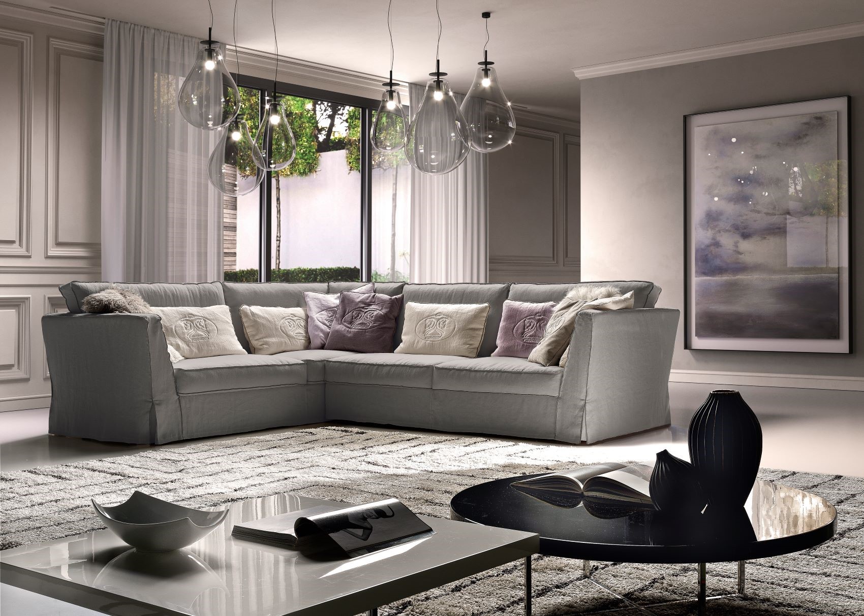 Divano Otello Evo con rivestimento in tessuto, versione angolare con chaise longue e cuscini decorativi.