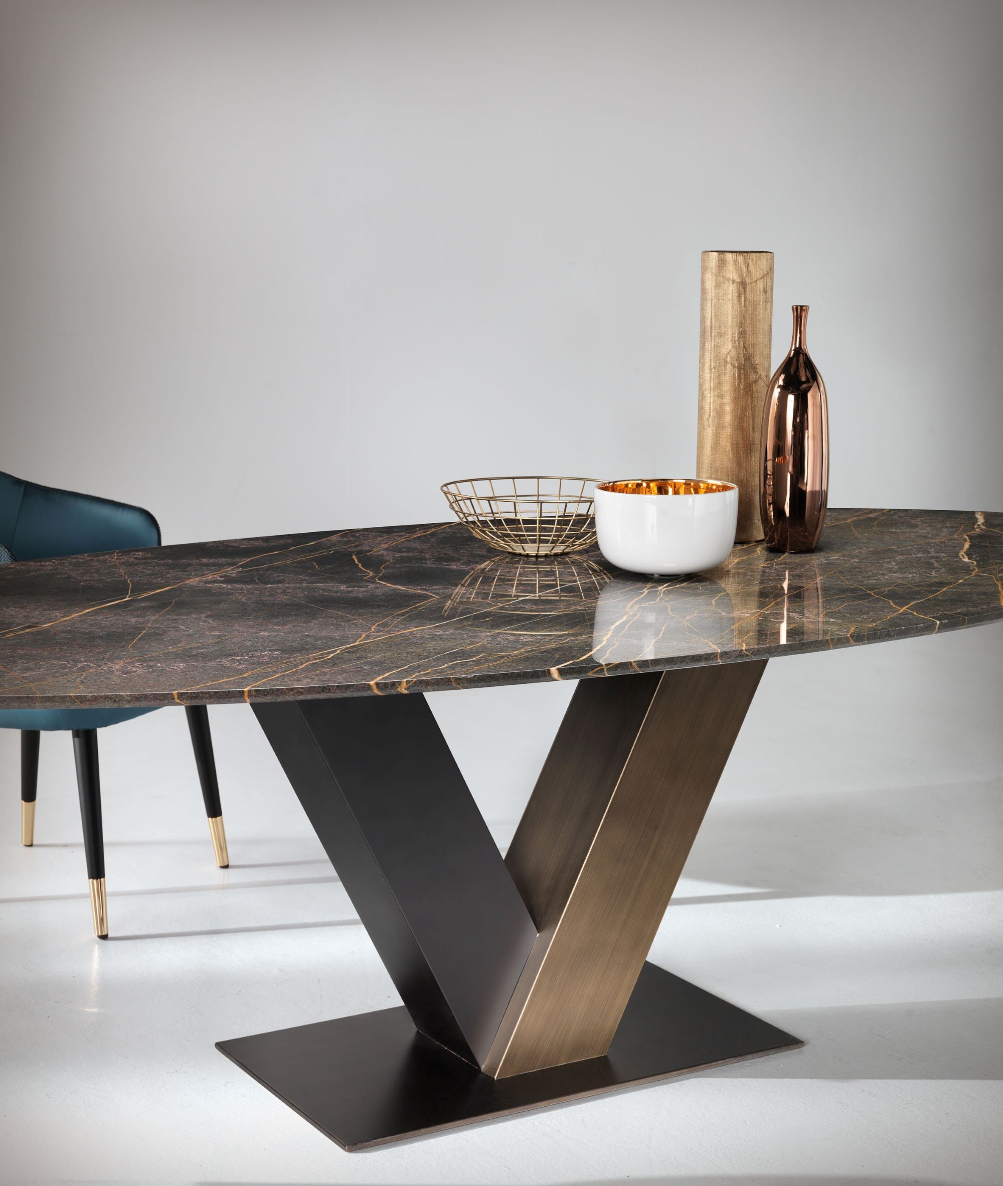 Totò tavolo da pranzo minimale di design con piana in marmo o legno per otto o dieci ospiti, arredamento made in italy formerin italia