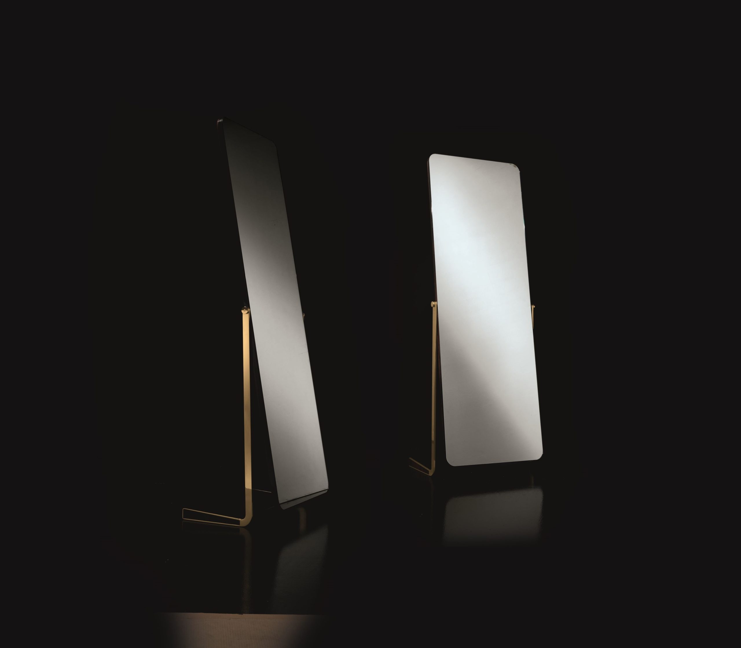 Design semplice ed elegante per lo Specchio Aliseo della Collezione Rebel di Former In Italia. Linee minimal e materiali preziosi come il legno Ebano Emara e la struttura in acciaio inox con trattamento galvanico oro brillante