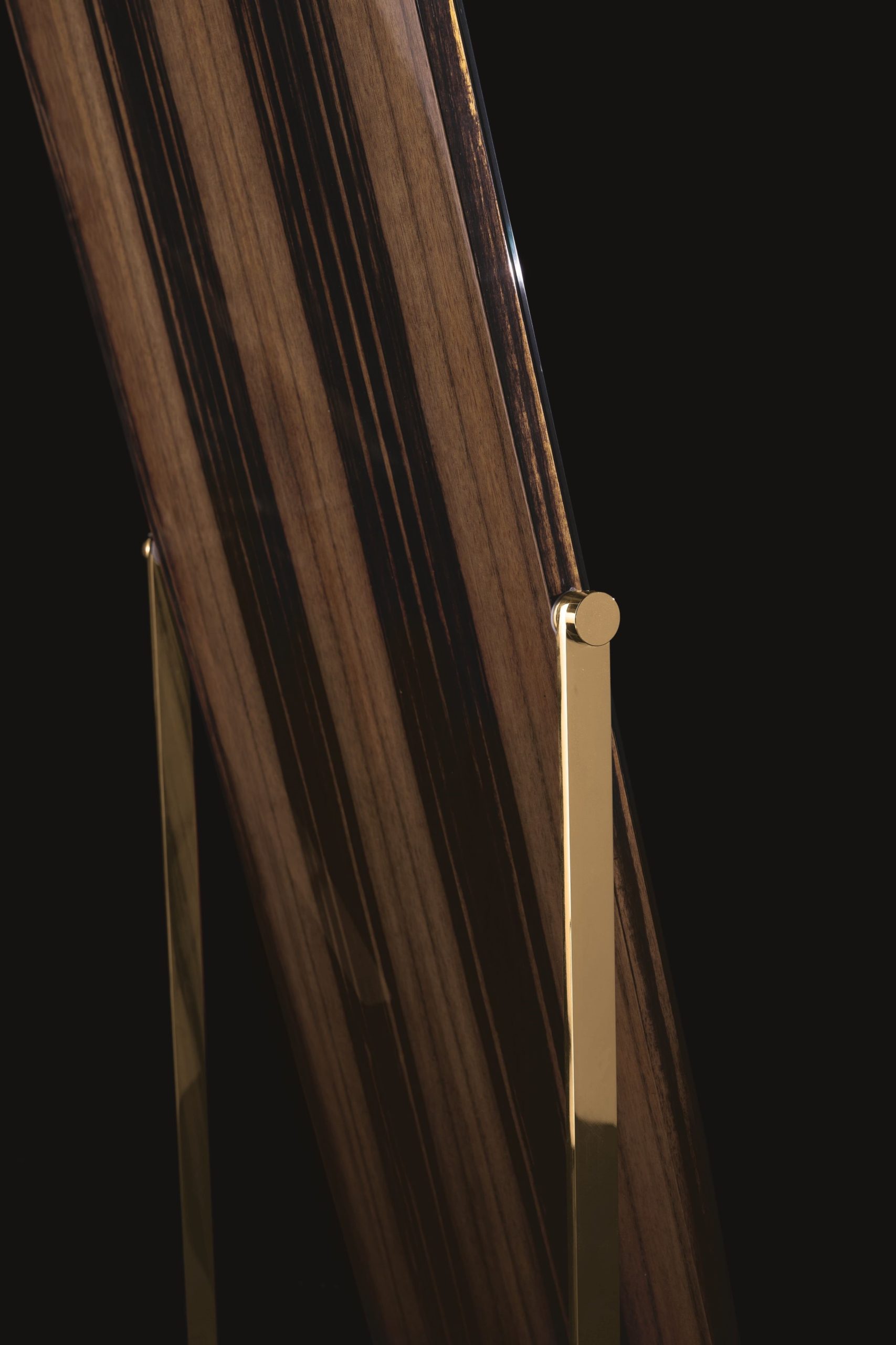 Design semplice ed elegante per lo Specchio Aliseo della Collezione Rebel di Former In Italia. Linee minimal e materiali preziosi come il legno Ebano Emara e la struttura in acciaio inox con trattamento galvanico oro brillante