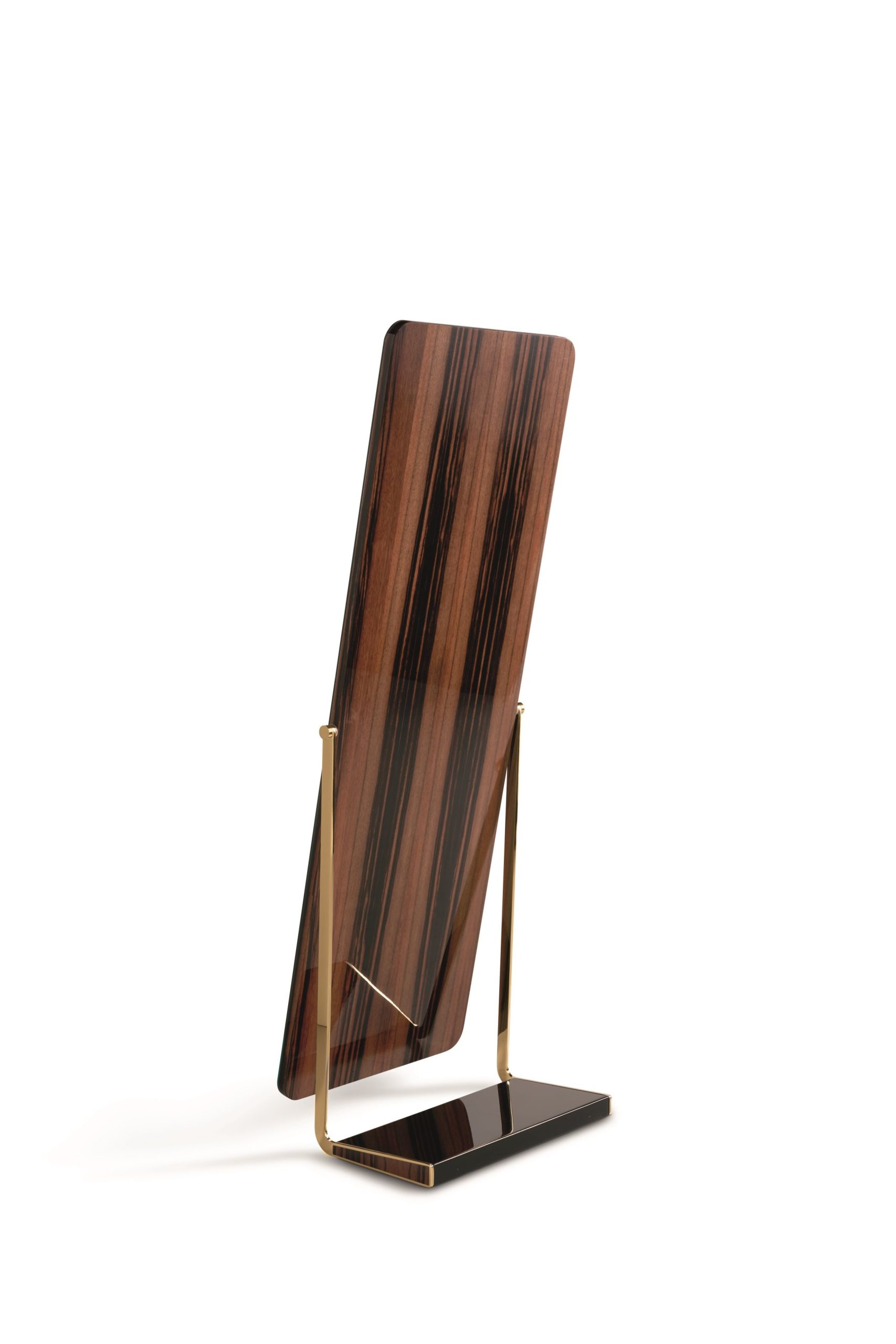 Design semplice ed elegante per lo Specchio Aliseo della Collezione Rebel di Former In Italia ideale per la camera da letto, a tutta altezza ed inclinabile. Preziose finiture il trattamento galvanico oro brillante