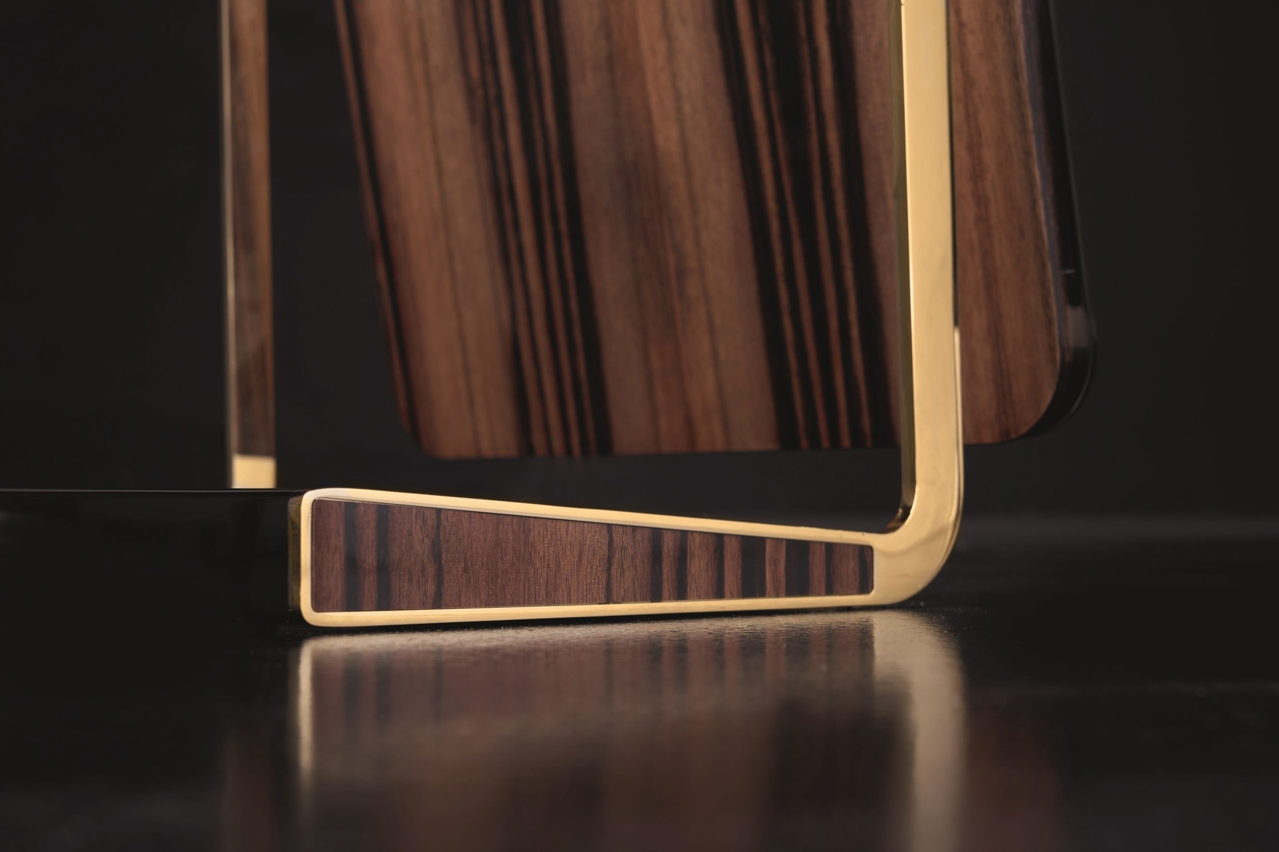 Design semplice ed elegante per lo Specchio Aliseo della Collezione Rebel di Former In Italia. Linee minimal e materiali preziosi come il legno Ebano Emara e la struttura in acciaio inox con trattamento galvanico oro brillante