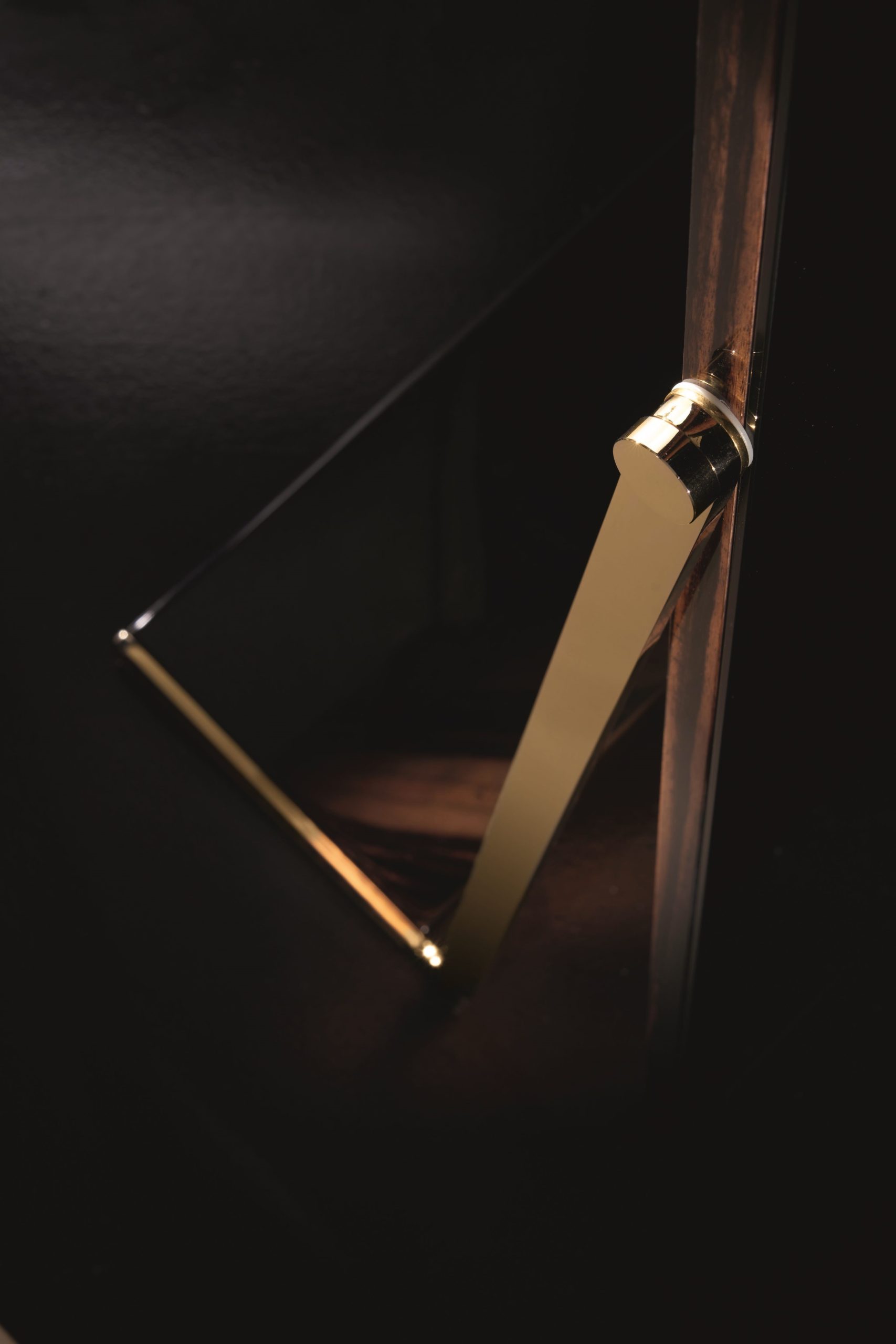 Design semplice ed elegante per lo Specchio Aliseo della Collezione Rebel di Former In Italia ideale per la camera da letto, a tutta altezza ed inclinabile. Preziose finiture il trattamento galvanico oro brillante