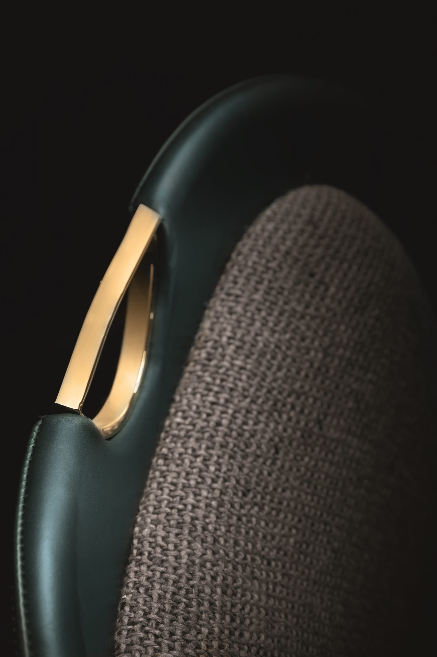Sedia Iris di Former In Italia, Collezione Rebel. Sedia per tavolo da pranzo con rivestimento in pelle e tessuto, preziosi dettagli in acciaio oro brillante. Design ricercato nei dettagli