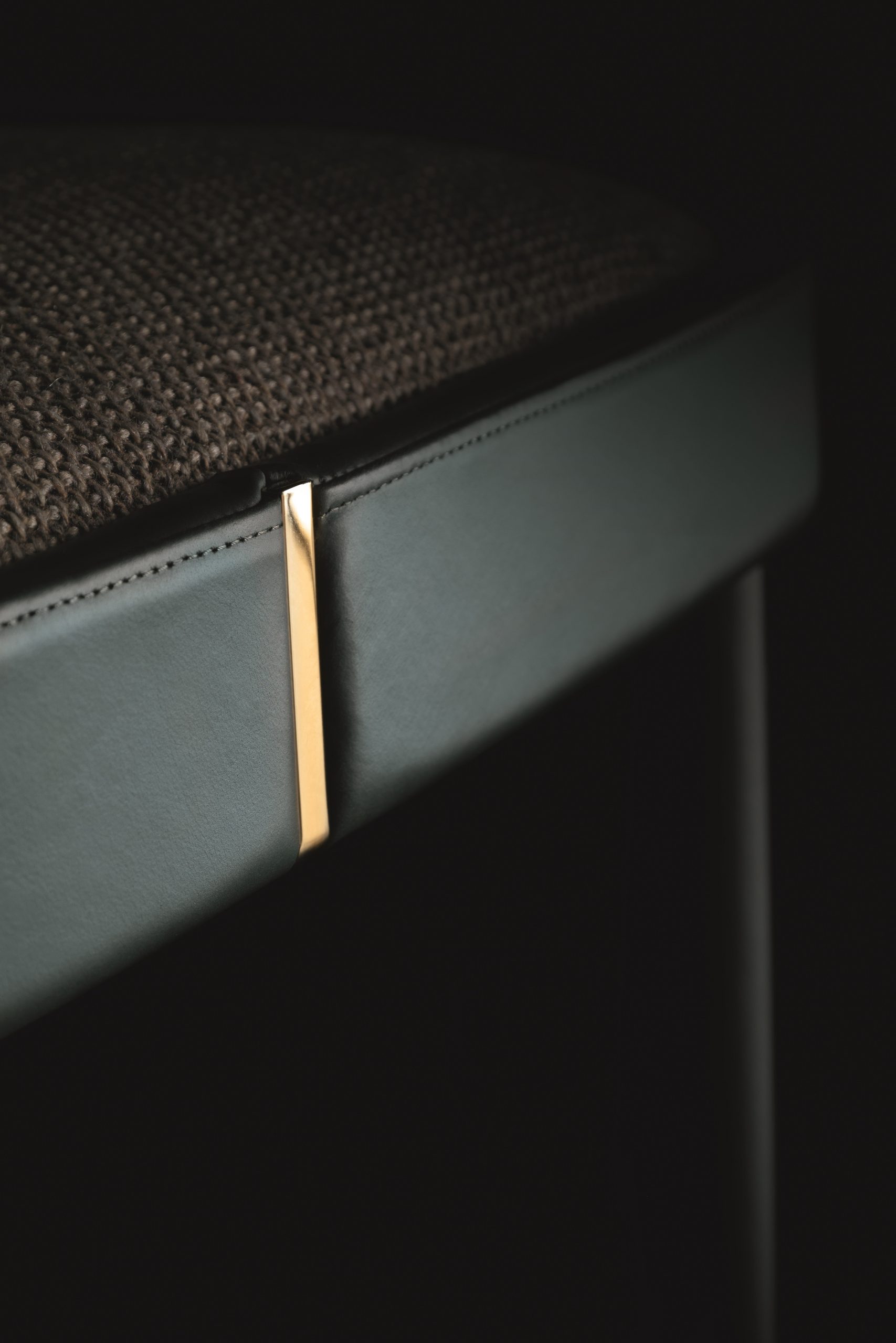 Sedia Iris di Former In Italia, Collezione Rebel. Sedia per tavolo da pranzo con rivestimento in pelle e tessuto, preziosi dettagli in acciaio oro brillante. Design ricercato nei dettagli. Schienale e seduta imbottiti per il massimo comfort
