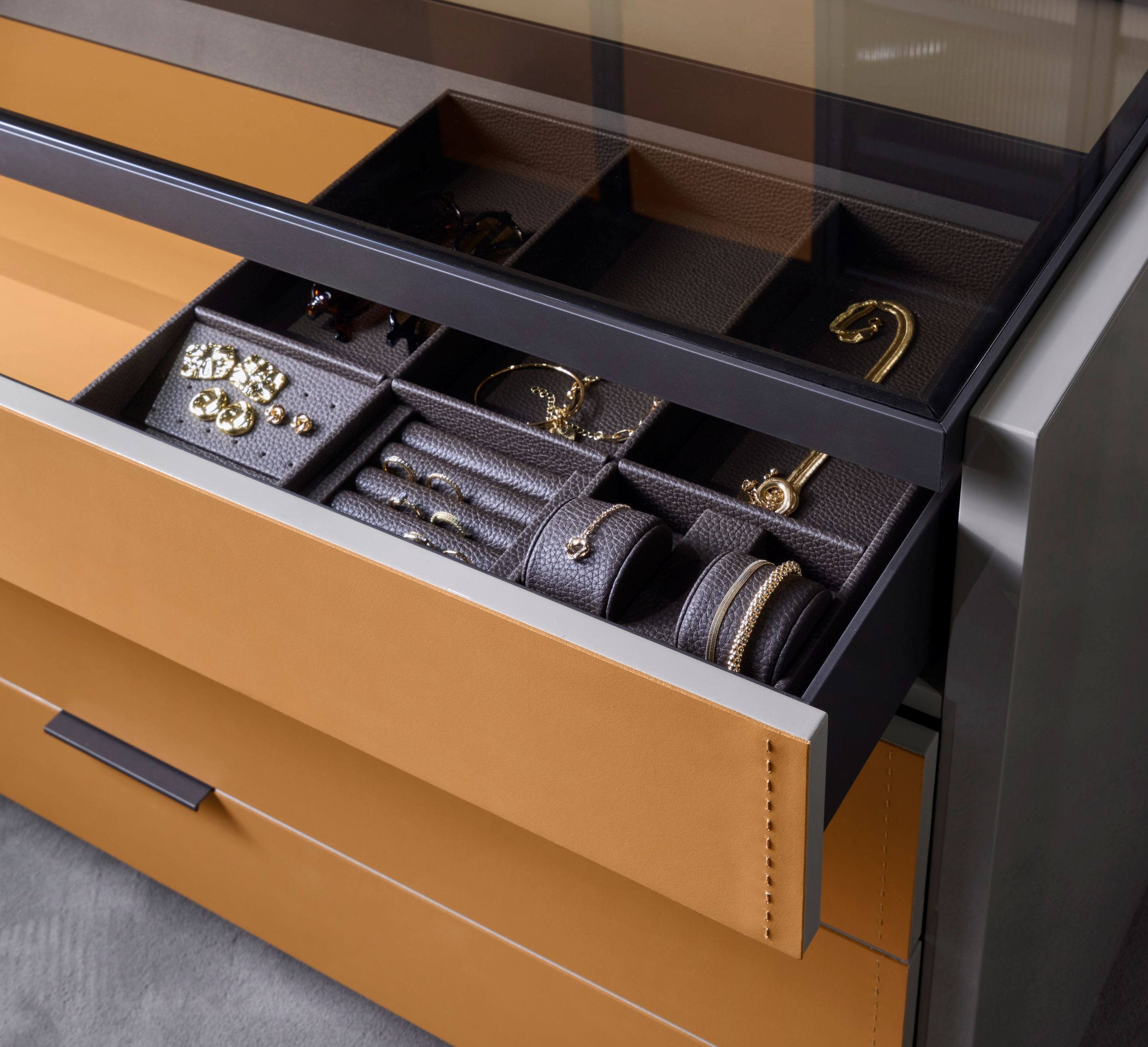 Materiali pregiati come cuoio, vetro e finiture effetto marmo nella cabina armadio the dressing architecture di formerin italia
